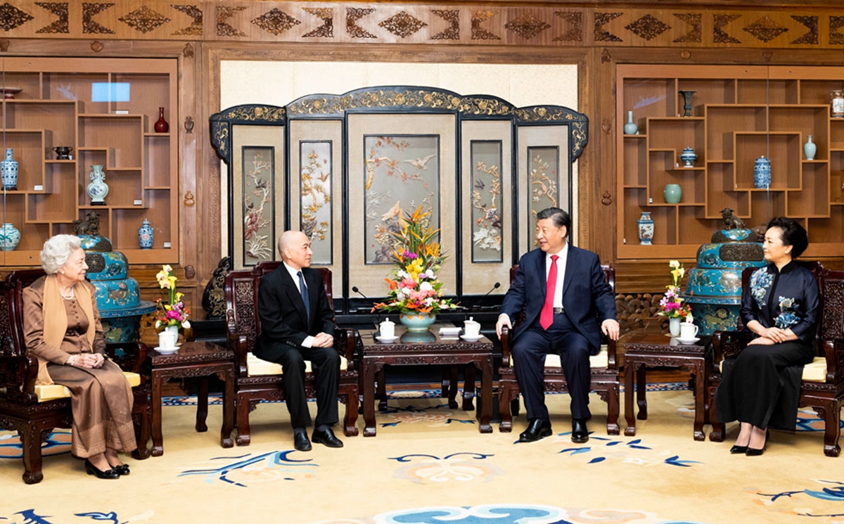 习近平夫妇会见柬埔寨国王西哈莫尼和太后莫尼列